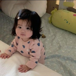 Bé Gái Hiện Muốn Tìm Chị Chăm Sóc