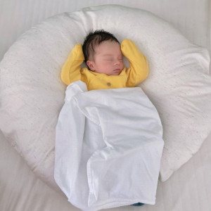 Tìm chị chăm em bé 3 tháng, làm ở Quận 10. Ba mẹ trẻ, cần chị có kinh nghiệm chăm sóc, thương em bé và làm ở lại tại gia đình.