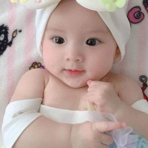 Bé Gái Đang Cần Chị Chăm Sóc Tốt Yêu Trẻ Nhỏ