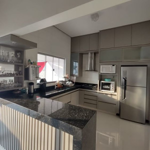 Lương 9 triệu. Tuyển chị giúp việc cho nhà mẹ đơn thân ở quận 3, chị đi làm, bé đi học.