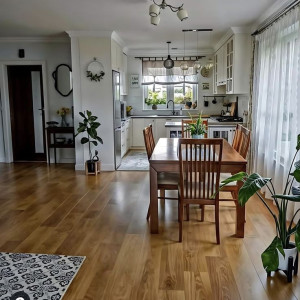 EM CẦN TUYỂN GẤP CHỊ GIÚP VIỆC NHẬN VIỆC ĐI LÀM LIỀN.