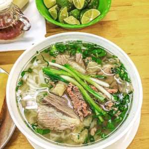 Quán Em Đang Cần Tuyển Chị Phụ Quán Phở Bao Ăn Ở Lại