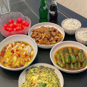 Nhà 3 người ở quận 1, cần chị giúp việc. Lương: 10 triệu (bao ăn ở)