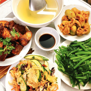 GẤP Ạ. Em đang tuyển chị giúp việc nhà cho nhà cấp 4