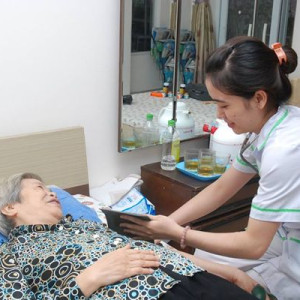 Em Cần Một Chị Chuyên Chăm Bà 90 tuổi làm việc tại Bình Tân