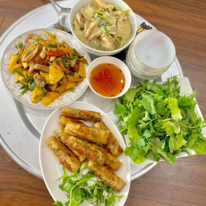 Em cần chị giúp việc cho nhà 3 người lớn ở quận 10.