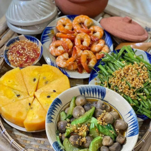 CHUNG CƯ QUẬN 1 CẦN CÔ VỀ QUÁN XUYẾN NHÀ CỬA LƯƠNG 12 TRIỆU BAO ĂN Ở