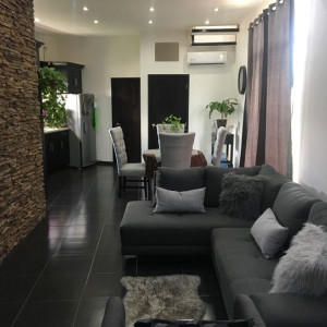 Em Cần Tuyển Gấp Chị Giúp Việc Nhà, Nấu Ăn, Nhà Có 3 Người Nhà 2 Tầng Lầu, Bận Rộn Nên Gia Đình Cũng Ít Ở Nhà Vào Ban Ngày. Em Cần Chị Hiền Lành, Có Sức Khỏe Tốt, Dưới 50 Tuổi, Ở Lại Được, Là
