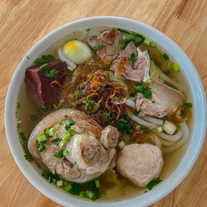 Gia đình cần tuyển một cô chăm bà lớn tuổi