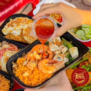 tìm chị đứng bán thịt heo quay