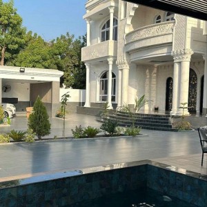 Hôm Nay Em Đang Cần Một Chị Giúp Việc Nhà Biệt Thự