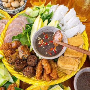 Em đang cần  một cô giúp việc làm việc lâu dài ở Quận 1 lương 12 triệu