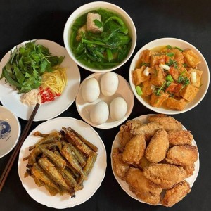 CẦN TUYỂN GẤP CHỊ CHĂM SÓC BÀ