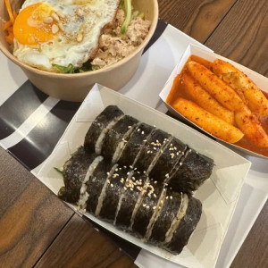 Em Đang Tìm Chị Giúp Việc Nhà Có Mỗi 2 Lầu