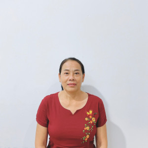 Chị Thúy quê Bến Tre 50 tuổi đi làm không vướng bận, Tết ở lại ăn Tết được với gia đình .