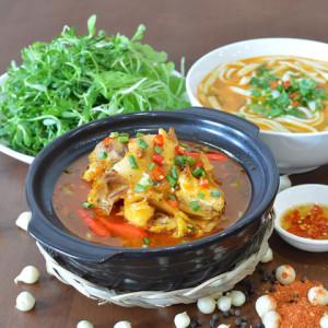 Cần tìm người chăm bà tại nhà, bao ăn ở lại làm việc tại quận 1