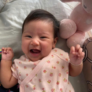 Bé Gái Muốn Tìm Chị Chăm Sóc Chu Đáo