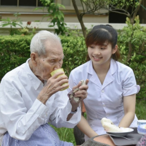 Cần cô về chăm sóc cho ông ở quận 4 lương 12 triệu.