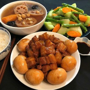Vợ chồng em muốn tìm chị giúp việc biết nội trợ ở lại