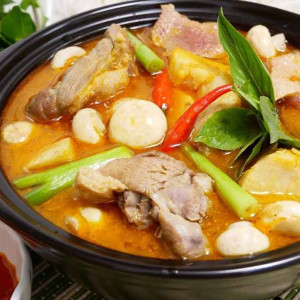 NHÀ DÌ EM CẦN TUYỂN CÔ GIÚP VIỆC ĂN Ở LẠI .