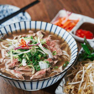 Cần tuyển gấp 2 chị trẻ phụ quán phở làm đi về ở chung cư Bình Thạnh