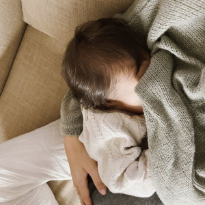 CẦN CÔ CHĂM BÉ 6 THÁNG TUỔI Ở TÂN PHÚ