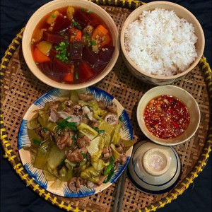 Tuyển chị giúp việc nấu ăn, làm bao ăn ở, nhà chung cư Quận 4, 3 người lớn.