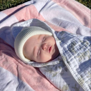 Cần gấp một chị chăm bé bốn tháng tuổi.  Mức lương: 11 triệu bao ăn ở tại Quận 1.