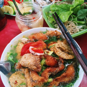 Cần cô phụ quán bún bao ăn ở lại gần công viên Hoàng Văn Thụ lương 9 triệu