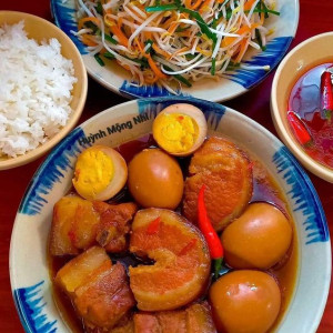 Gia đình cần tuyển 1 chị gái hỗ trợ công việc nhà cửa, cơm nước.ở Quận 7/.