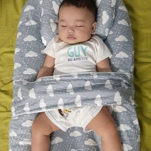 Bé Rất Ngoan Dễ Thương Cần Chị Đến Chăm Sóc